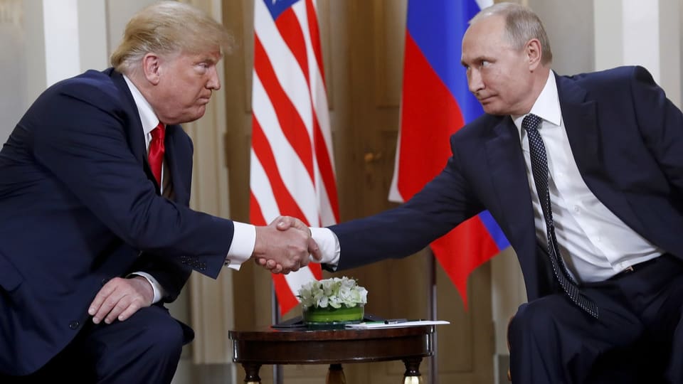 Donald Trump und Wladimir Putin beim Händedruck.