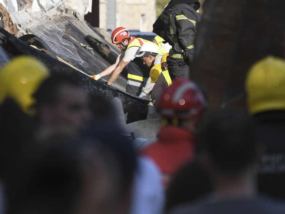 Rettungskräfte bei einer Rettungsaktion mit Helmen und Ausrüstung.