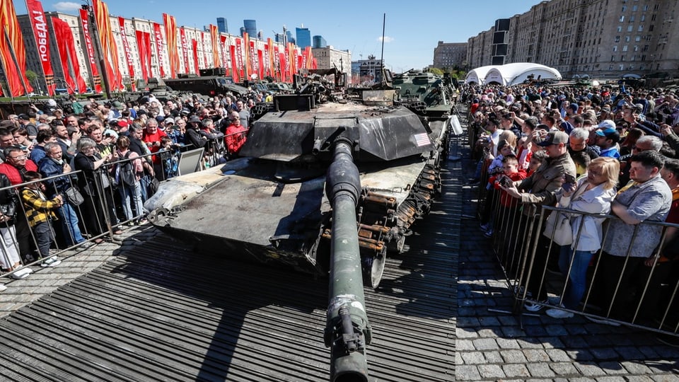 A Leopard tank was shown to a crowd in Moscow