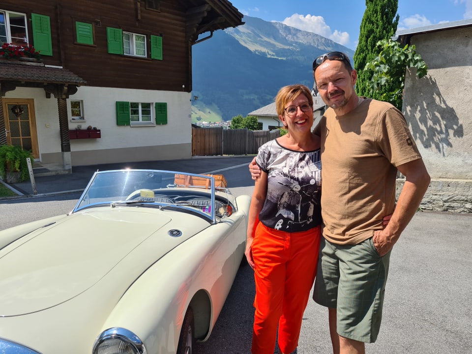 Natalia e Sandro Deplazes avant lur auto, l'MGA dal 1956. 