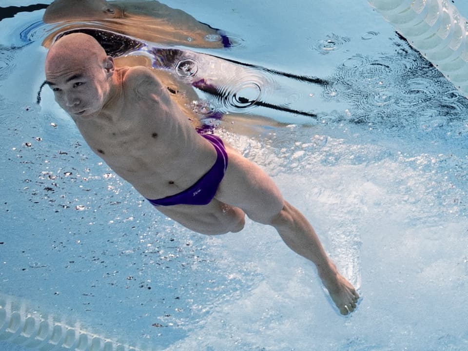 Mann ohne Arme im Schwimmwettbewerb.