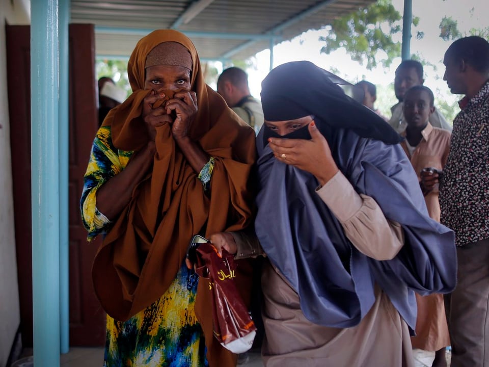 Zwei Frauen bedecken ihre Gesichter vor dem Spital in Garissa