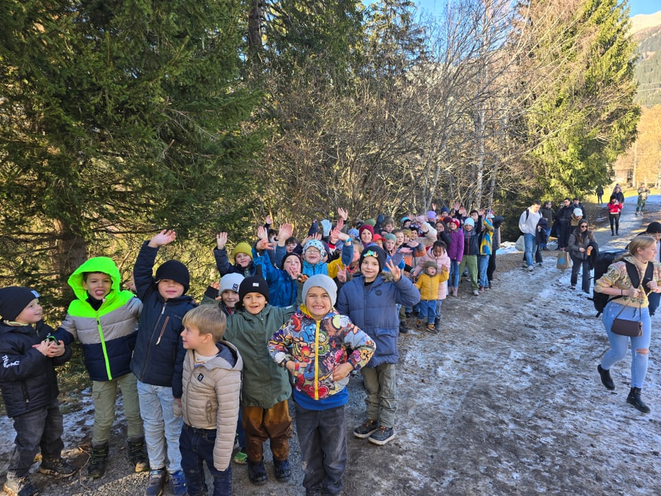 Die Kinder warten um als Erste über die Hängebrücke zu gehen. 