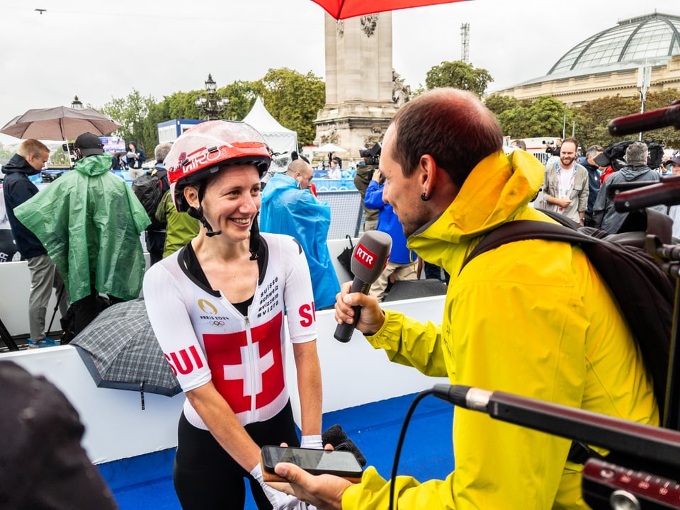 Paris 2024: Andreas Wieland interviewt Elena Hartmann kurz nach der Ankunft im Ziel.