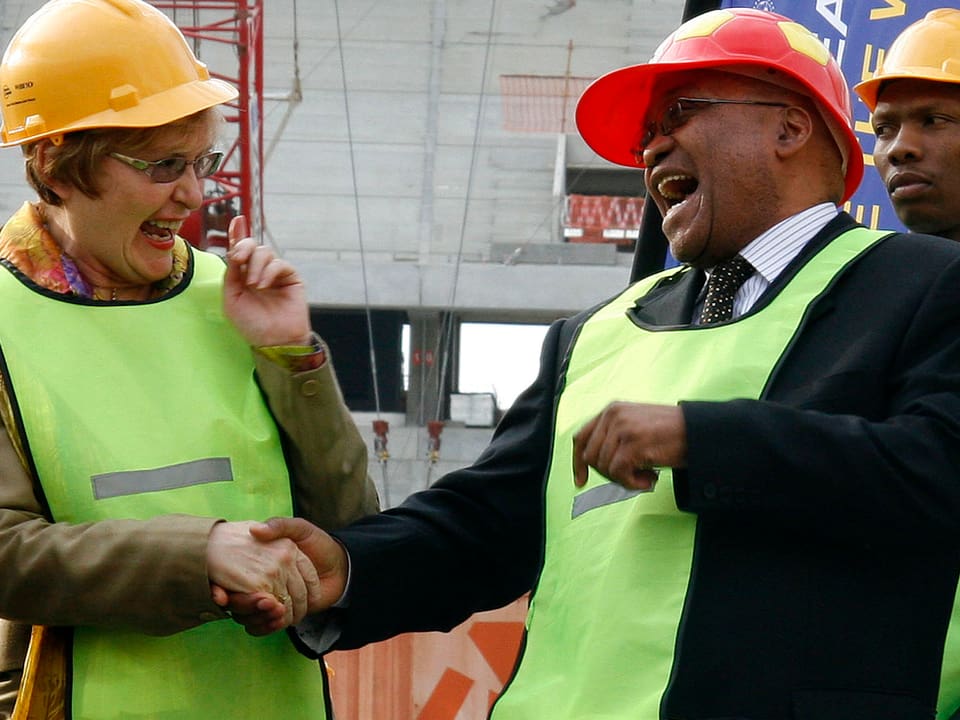 Helen Zille beim Handschlag mit Jacob Zuma auf einer Baustelle.