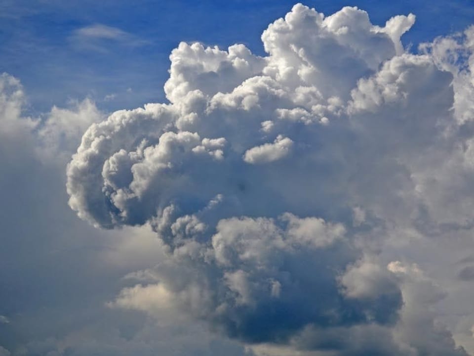 Eine Gewitterwolke wächst empor.