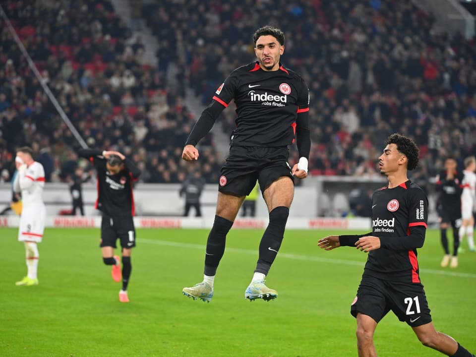 Fussballspieler von Eintracht Frankfurt beim Jubeln im Stadion.