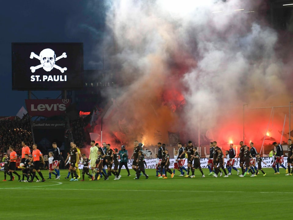 Einlauf im Millerntor-Stadion