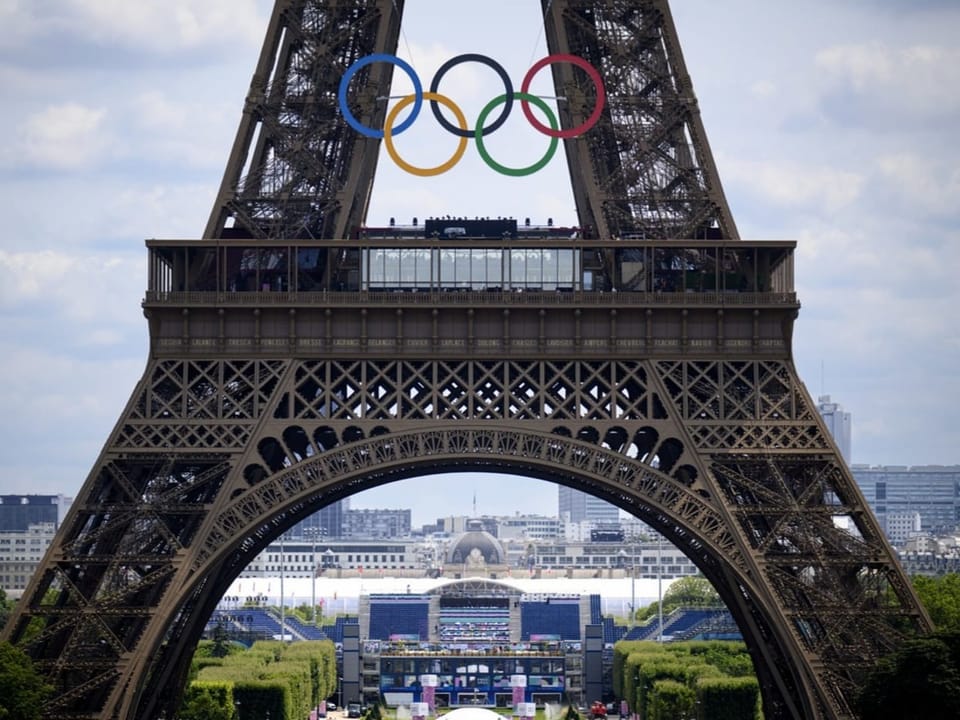 Olympische Ringe am Eiffelturm