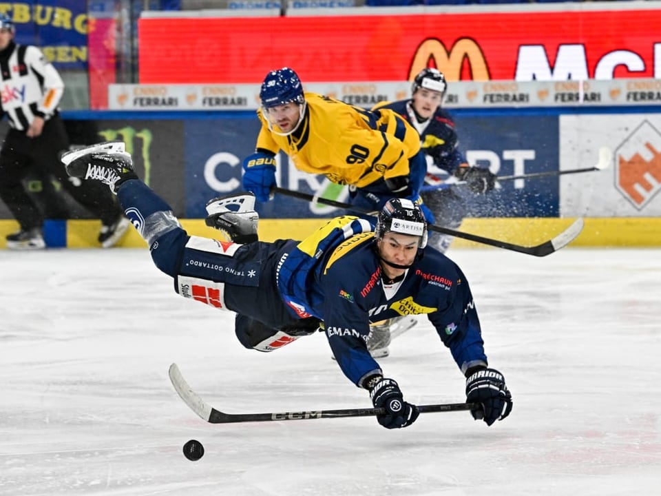 Eishockeyspieler stürzt während des Spiels auf dem Eis.