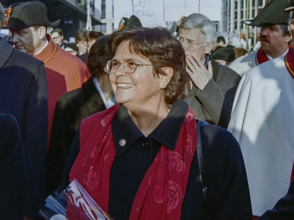 Alt-Bundesrätin Ruth Dreifuss mit einem Blumenstrauss in der Hand