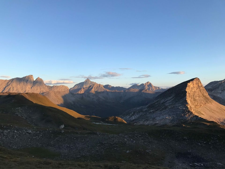 cuntrada cun muntogna a la levada dal sulegl