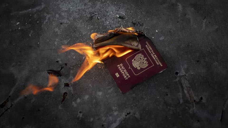 Brennender russischer Pass am Boden