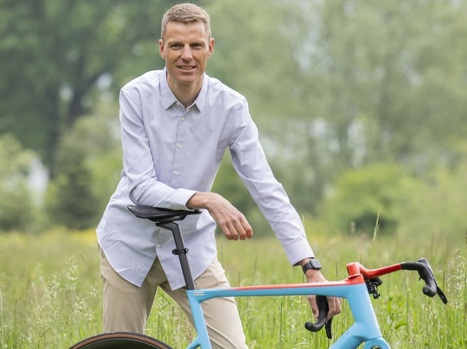 Mann im Freien mit einem Fahrrad.