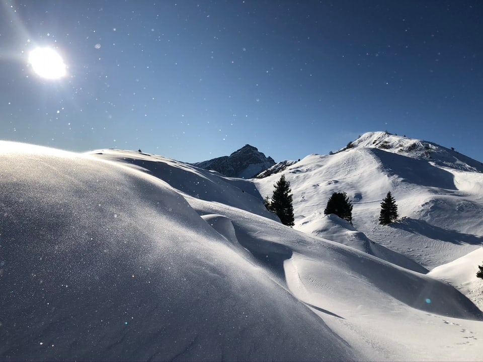 Berge in Graubünden: PIz Beverin mit Schnee