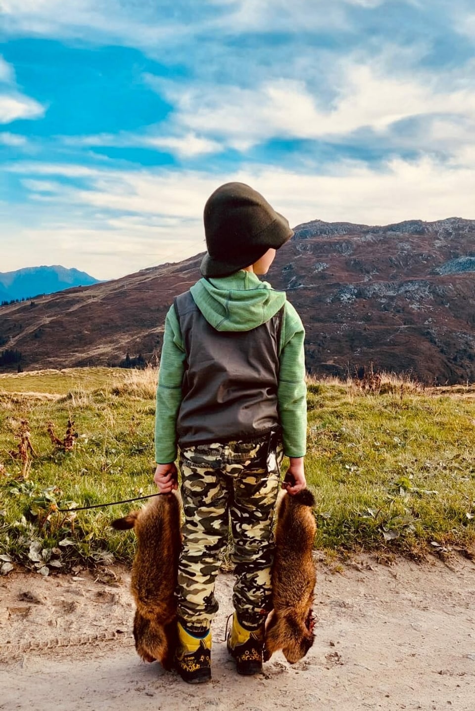 Mattia porta a chasa la preda che el ha fatg cun ses bab. 