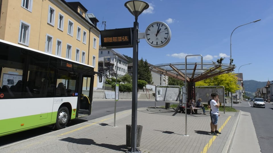 Links ist ein Bus, in der Mitte eine Haltestelle in der Gemeinde Val-de-Ruz.