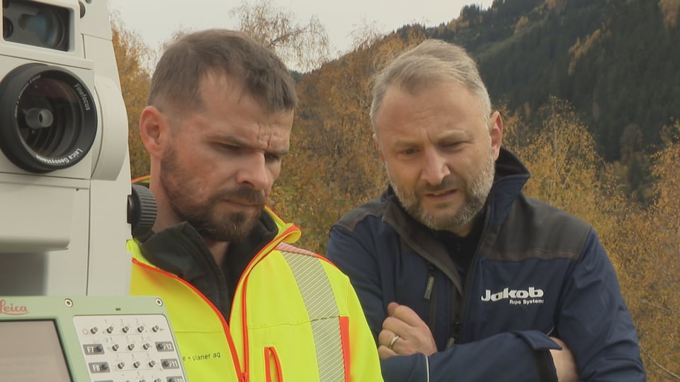 Christian Loretz und Fabian Graber analysieren die Zahlen vom Stresstest der Hängebrücke in Disentis. 