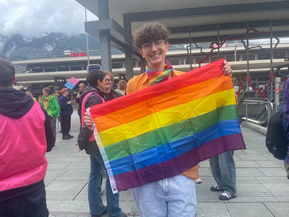 In Chur wird heute die Khur Pride 2024 mit vielen bunten Fahnen gefeiert.