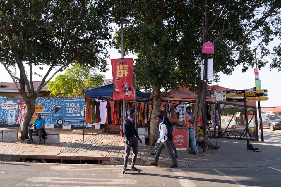 Ein Kiosk mit einer EFF-Fahne daneben