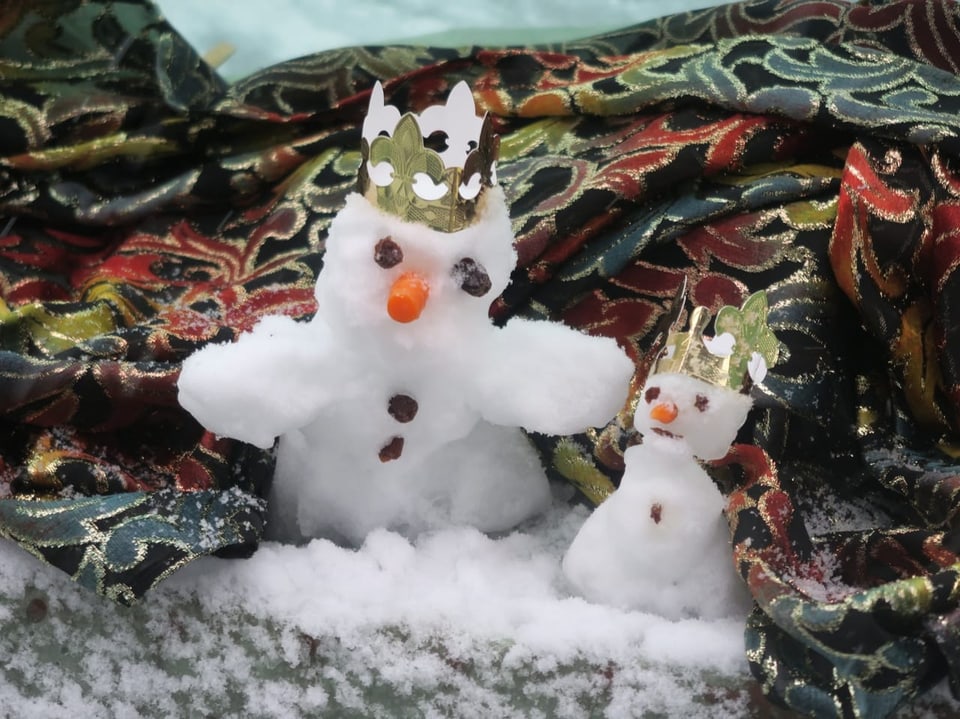 Zwei Schneemänner mit Dreikönigskrone.