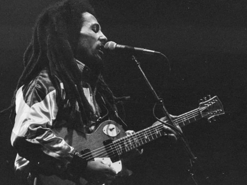 Reggae-Musiker Bob Marley mit Gitarre an einem Konzert 1980 in Zürich.