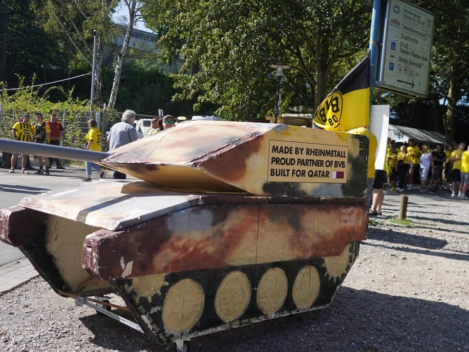 Ein Panzer aus Pappe vor dem Stadion