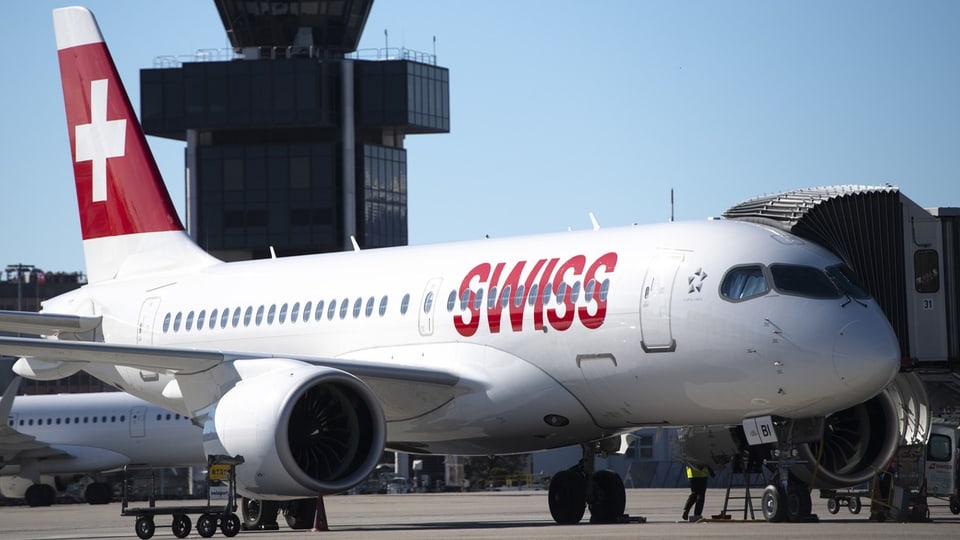 Ein Flugzeug der Swiss an einem Flughafen.