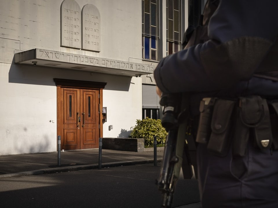 Bewaffneter Polizeibeamter steht vor der Synagoge in Zürich.