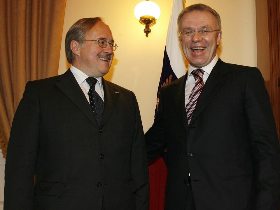 Samuel Schmid (links) steht neben Wjatscheslaw Fetissow.