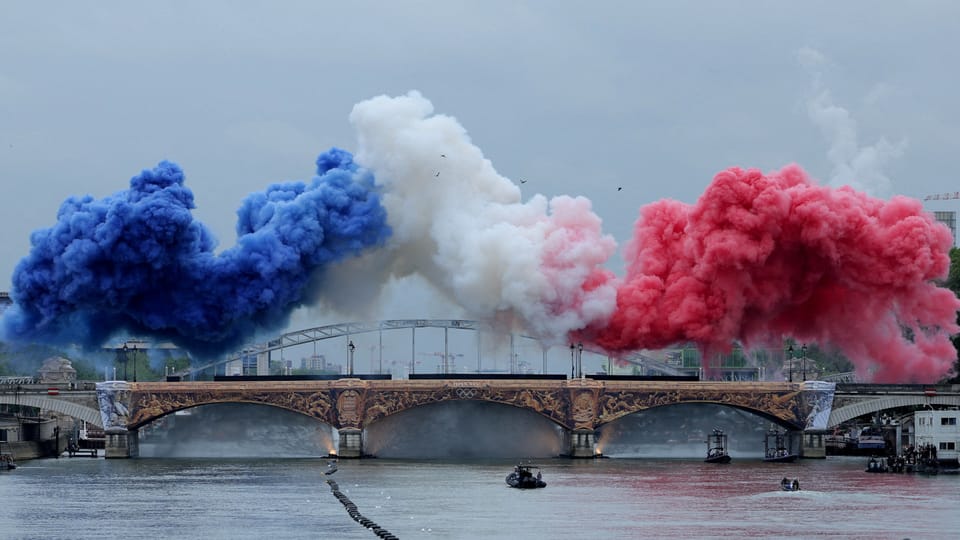 Die Tricolore aus Rauch über der Seine.