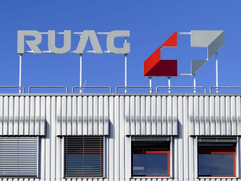 Gebäude mit RUAG-Logo und Emblem.