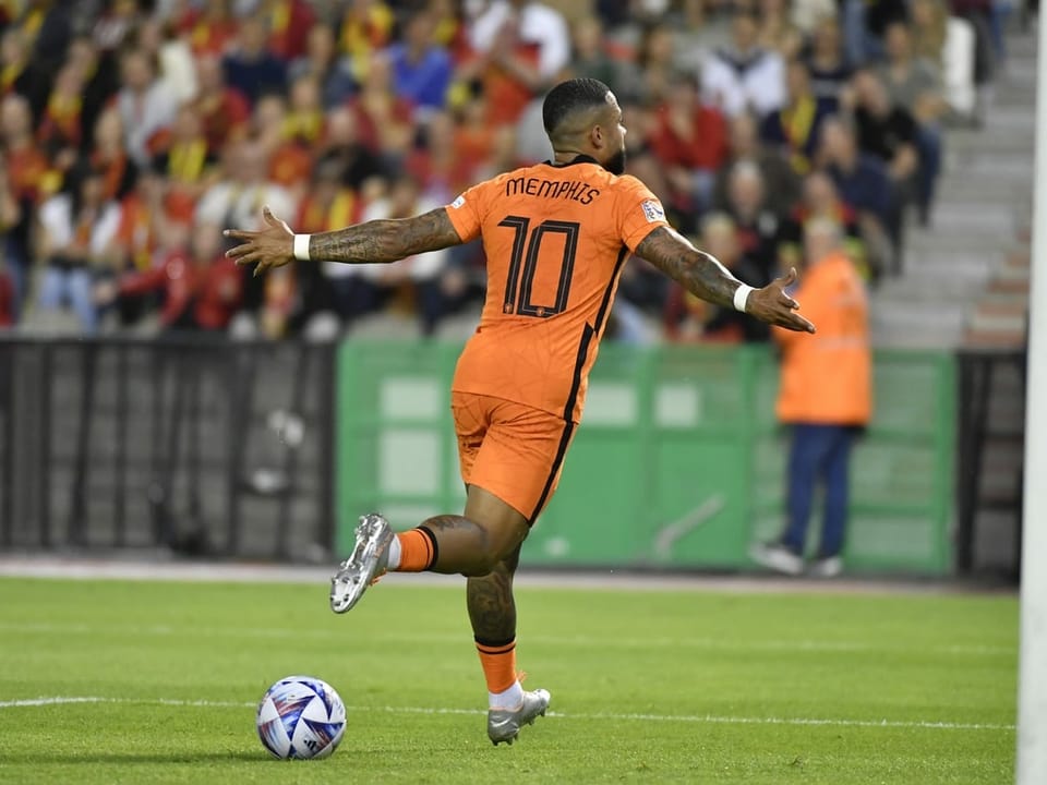 Memphis Depay dreht beim Torjubel ab.