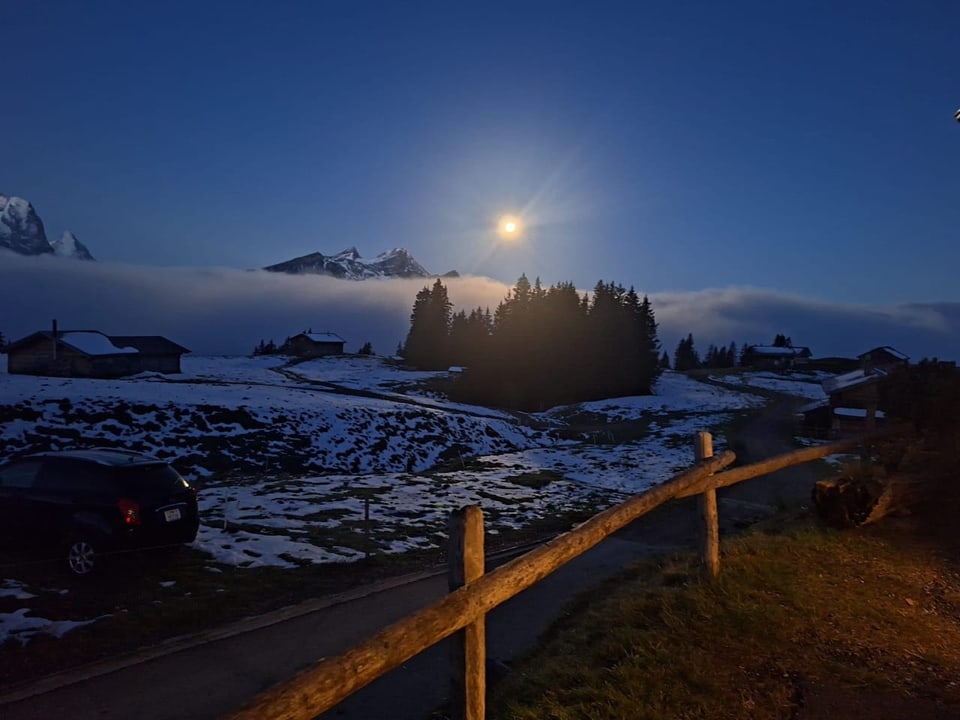 Der Mond ähnelt der Sonne