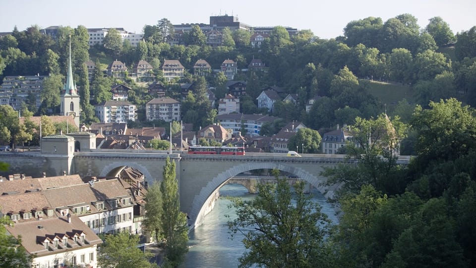 Ansicht der Stadt Bern mit Brücke und Aare.
