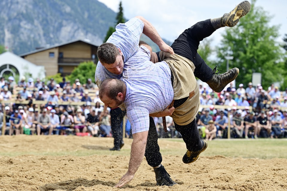 Armin Orlik, links, gegen Marco Nagele, rechts, beim Buendner-Glarner Kantonalschwingfest in Flims  18. Juni 2023.