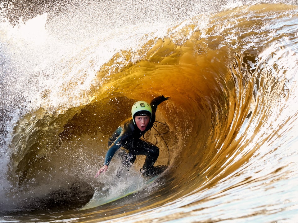 Surfer in grosser Welle.