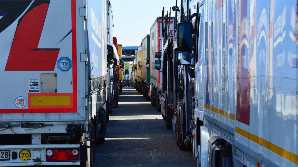 Lange Reihe von Lastwagen vor dem Grenzübergang.