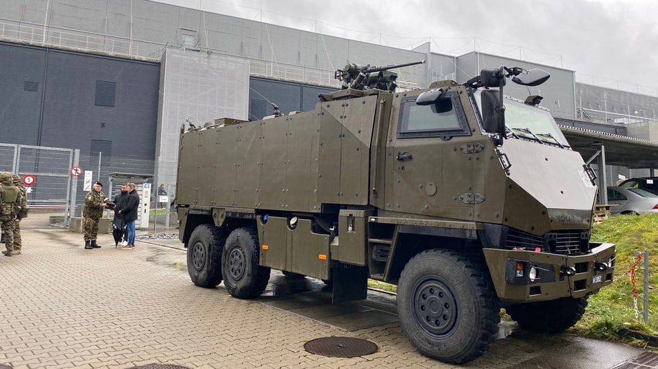 Militärfahrzeug beim Flughafen