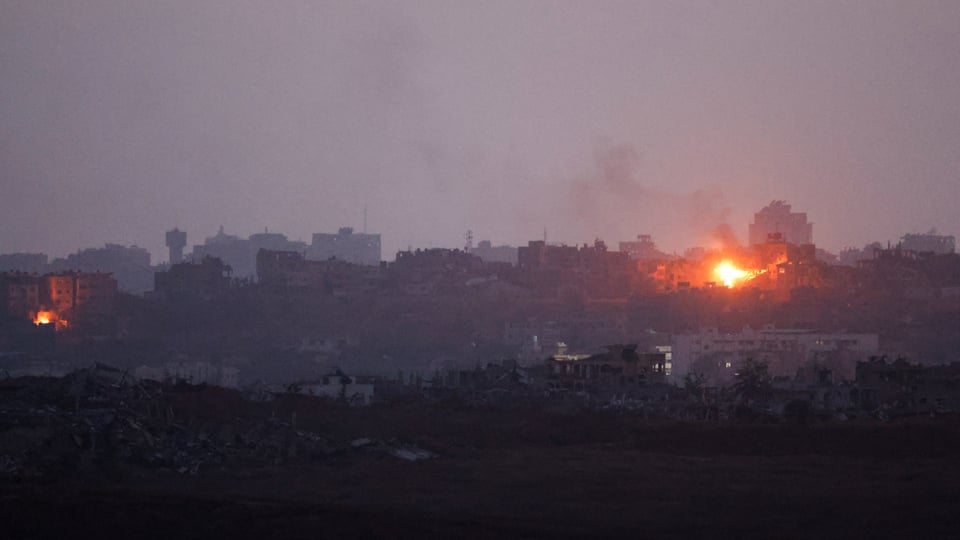Zwei rotglühende Explosionen in bewohntem Gebiet bei Dämmerung.
