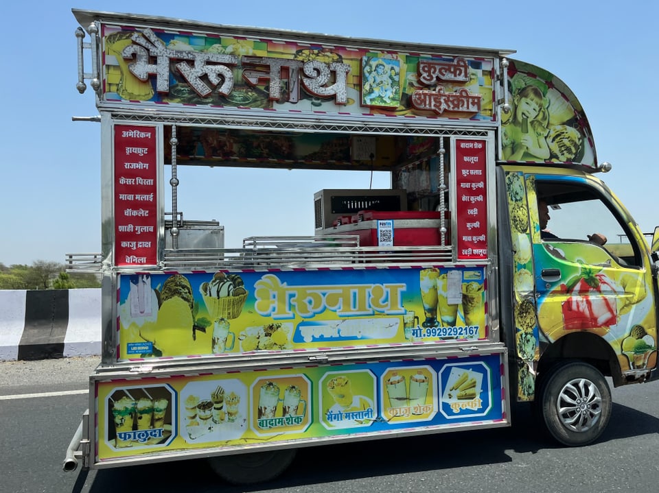 Bunter Lastwagen als Imbissstand am Strassenrand mit indischen Snacks und Getränken.