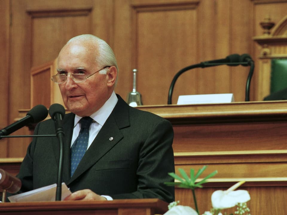Italiens Staatspräsident Oscar Luigi Scalfaro bei seiner Rede im Nationalratssaal.