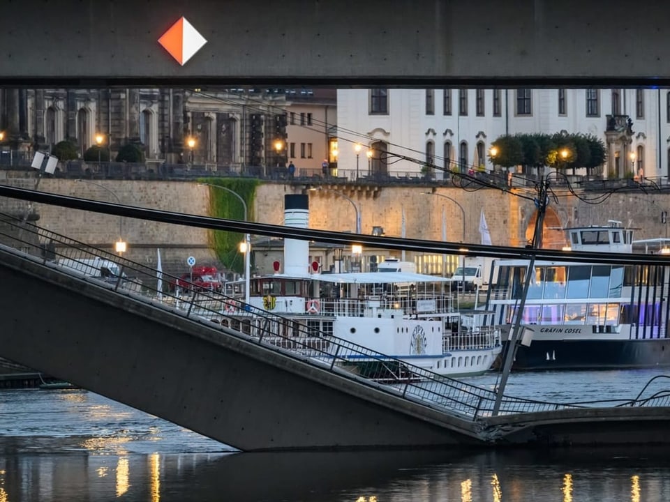 Schiffe am Ufer durch Brückenstrukturen gesehen.