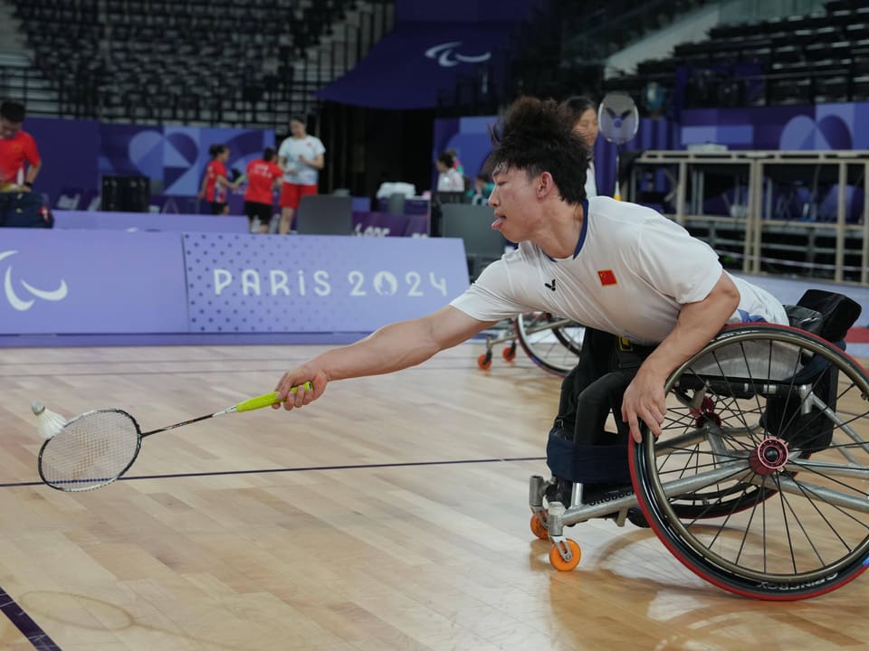 Para-Badmintonspieler Qu bei einer Annahme.