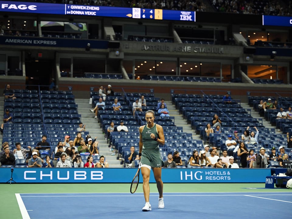 Tennisspielerin feiert Sieg bei Spiel im Arthur Ashe Stadion.