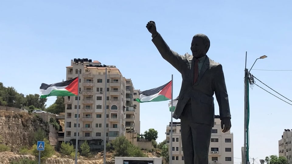 Die Nelson Mandela Statue in Ramallah.