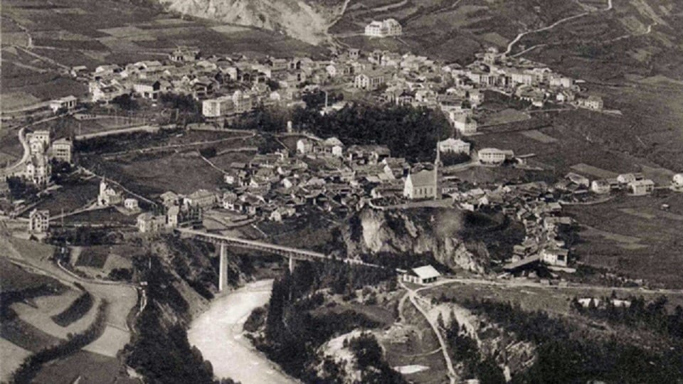 Luftaufnahme von Scuol. Datum und Fotograf unbekannt.