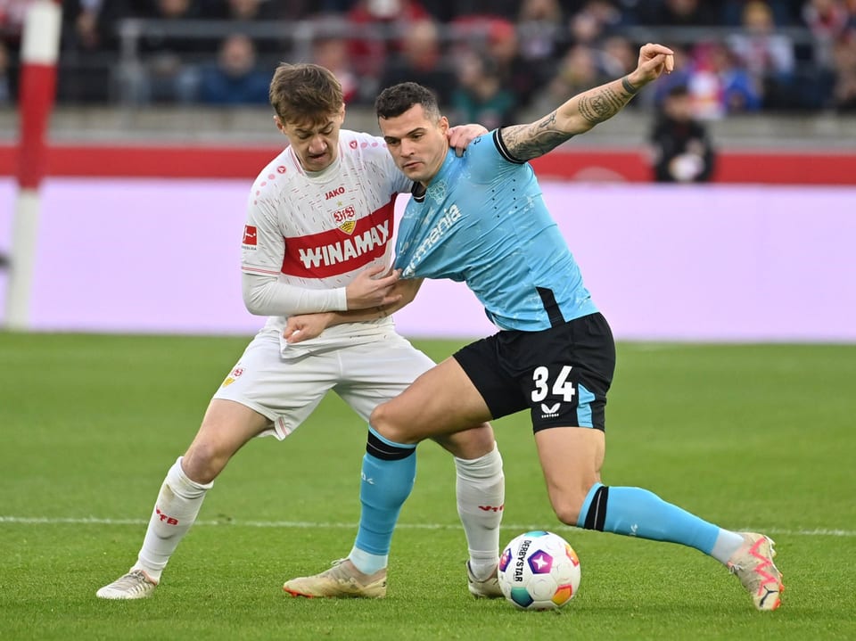 Stiller zieht Xhaka am Trikot und hält ihn am Nacken