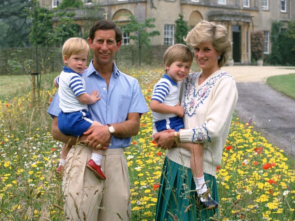 Prinz Harry (links) in den Armen von König Charles und Prinz William (rechts), getragen von Prinzessin Diana.