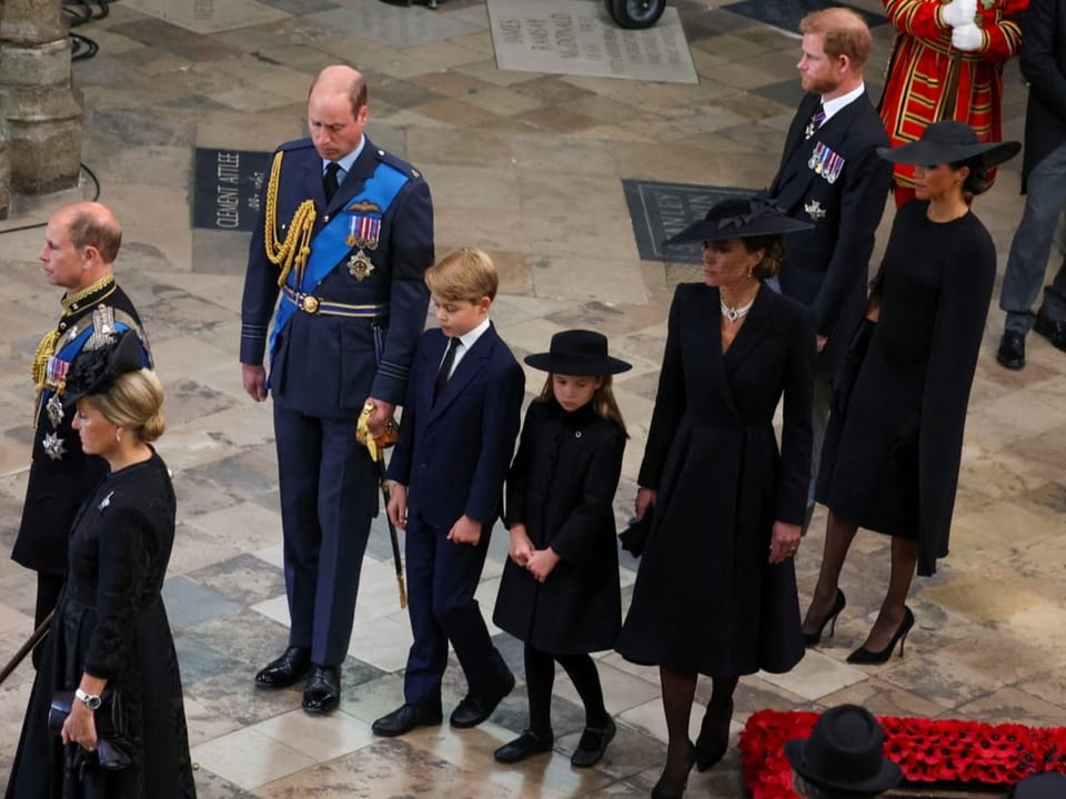 Meghan und Harry gehen hinter Prinz William und Catherine mit ihren beiden Kindern George und Charlotte.